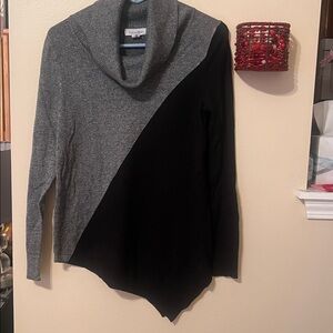 Calvin Klein Turtleneck Cowl asymmetrical colorblock sweater. Long Sleeve
Size S